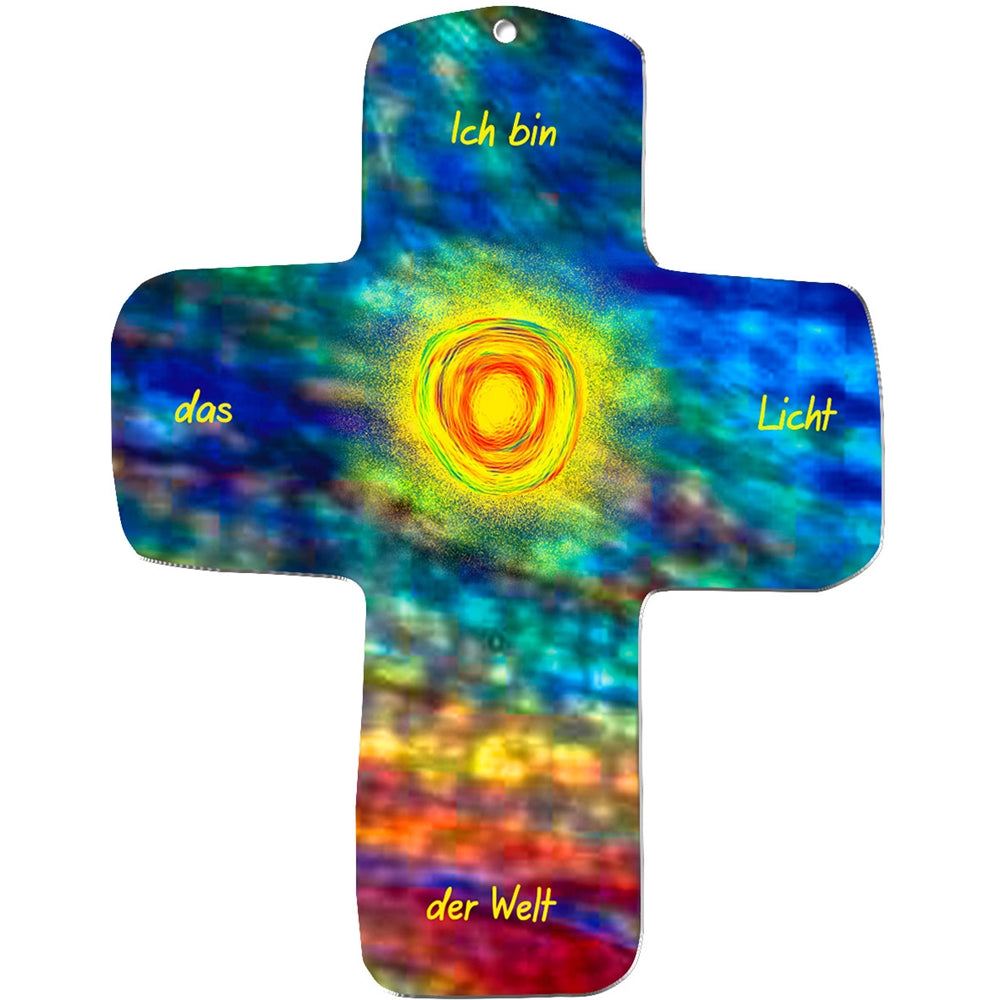Das metALUm Wandkreuz zeigt in der Mitte eine strahlend gelbe Sonne mit wirbelnden blauen, grünen und roten Motiven. Der deutsche Text lautet "Ich bin das Licht der Welt". Ein charmantes Geschenk für Kinder, um sie an das "Brot des Lebens" zu erinnern.