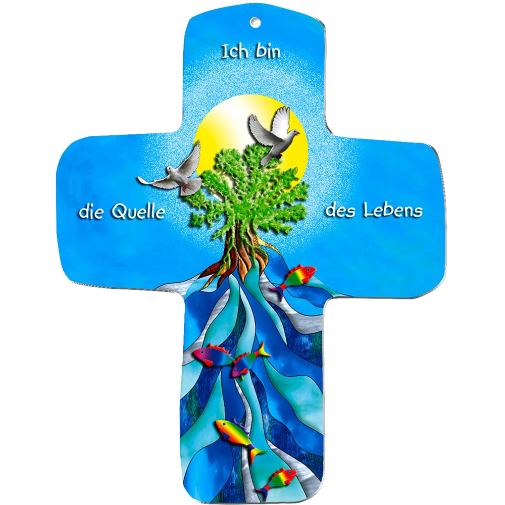 Das metALUm Wandkreuz zeigt eine strahlende Sonne, zwei Tauben, einen grünen Baum mit Wurzeln, blaues Wasser mit Fischen und den deutschen Text "Ich bin die Quelle des Lebens". Hergestellt aus MDF-Handarbeit - ein strahlendes Geschenk für Kinder.