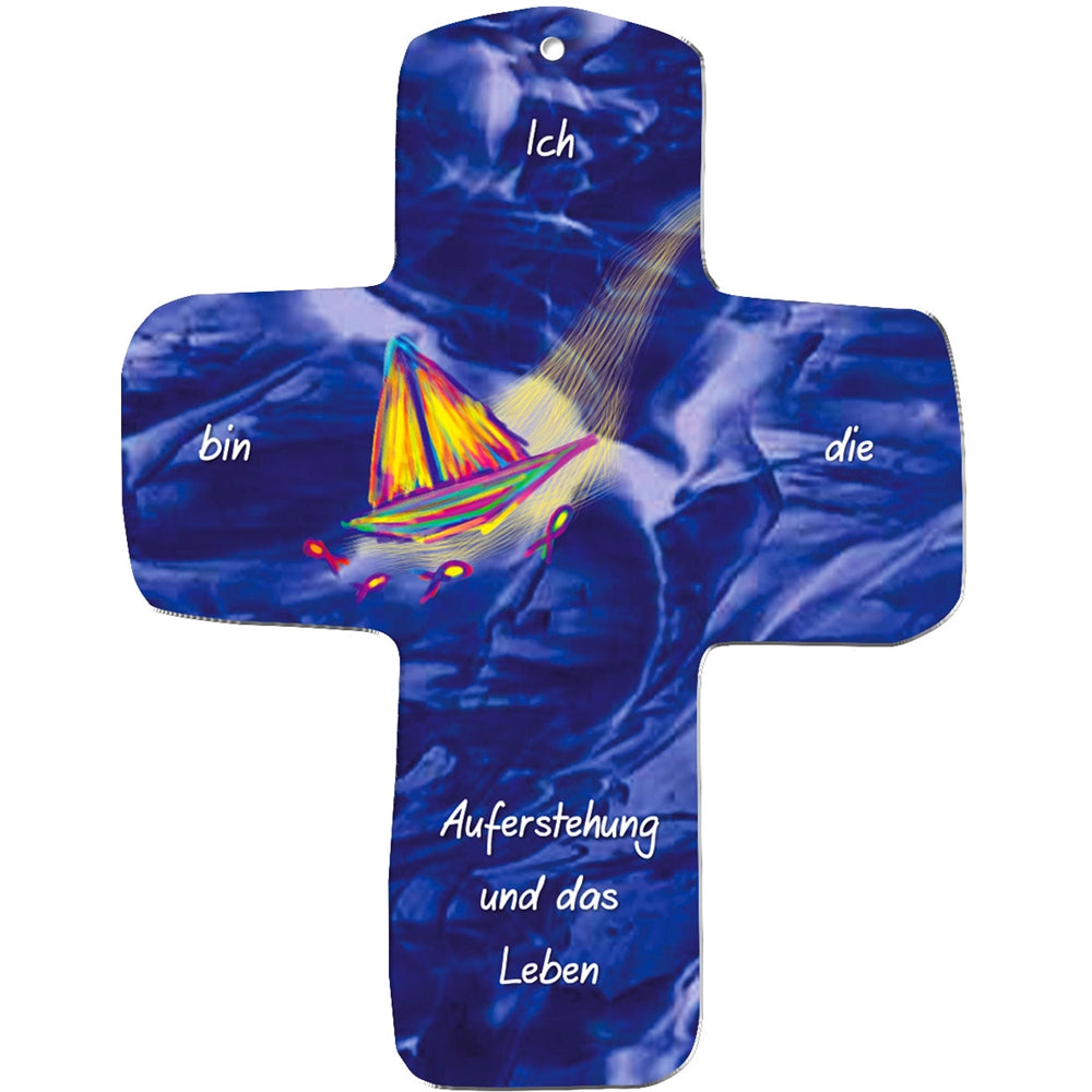 Ein blaues metALUm Wandkreuz mit einem lebendigen abstrakten Zentrum und weißem deutschen Text: "Ich bin die Auferstehung und das Leben". Das wellenförmige blaue Design macht es zu einem charmanten Geschenk für Kinder.