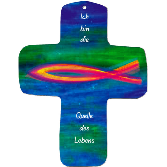 Das metALUm Wandkreuz hat einen blau-grünen Hintergrund, einen mehrfarbigen Fisch in der Mitte und den weißen Text "Ich bin die Quelle des Lebens". Es verfügt über ein Loch zum Aufhängen und ist ein sinnvolles Geschenk zur Kommunion.