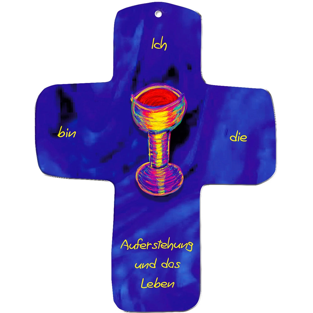 Ein metALUm blaues Wandkreuz zeigt in der Mitte einen bunten Kelch, der von dem deutschen Text "Ich bin die Auferstehung und das Leben" umrahmt wird. Sanfte Blau- und Lila-Töne machen es ideal als Geschenk für Kinder.