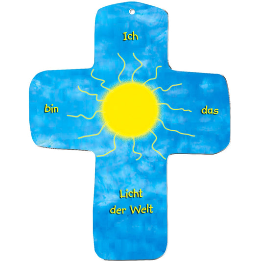 Ein metALUm blaues Wandkreuz zeigt eine leuchtend gelbe Sonne mit strahlenden Strahlen und dem deutschen Spruch "Ich bin das Licht der Welt". Perfektes Geschenk für Kinder, es hat einen himmelblauen Hintergrund mit weißen Wolkenmustern.