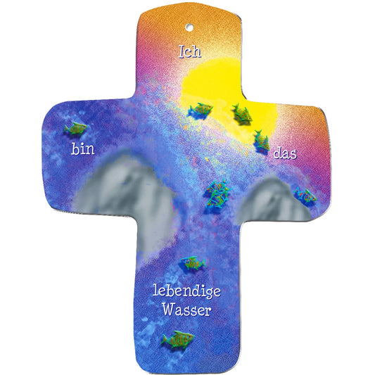 Das metALUm MDF-Kreuz zeigt eine gelbe Sonne, einen blauen und violetten Hintergrund, graue Hügel, grüne Fische und den Schriftzug "Ich bin das lebendige Wasser" - ideal als Kommunionsgeschenk oder lebendiges Wandkreuz.