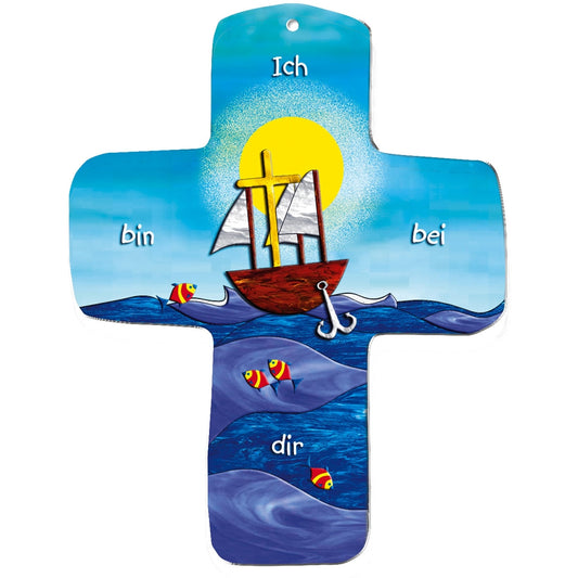 Dieses bunte Wandkreuz von metALUm ist eine christliche Dekoration mit rotem Segelboot, drei gelb-roten Fischen, den Worten "Ich bin bei dir", buntem Himmel und blauem Hintergrund - ein liebevolles Geschenk für Kinder.