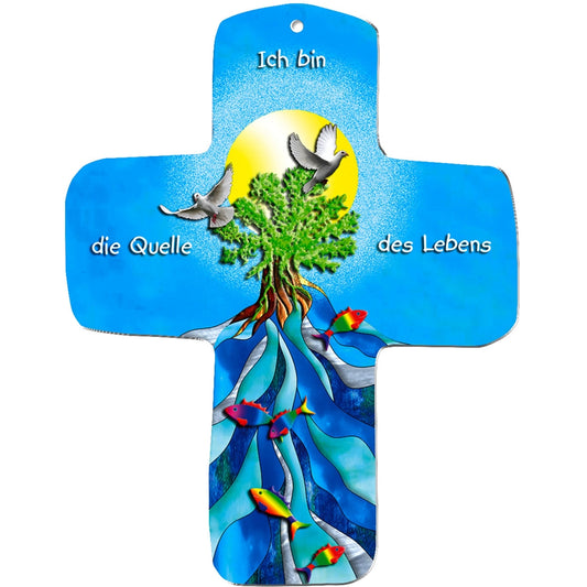 Das metALUm Wandkreuz zeigt eine strahlende Sonne, zwei Tauben, einen grünen Baum mit Wurzeln, blaues Wasser mit Fischen und den deutschen Text "Ich bin die Quelle des Lebens". Hergestellt aus MDF-Handarbeit - ein strahlendes Geschenk für Kinder.