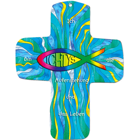 Das metALUm Wandkreuz zeigt wirbelnde blaue, grüne und gelbe Linien mit einem Regenbogenfisch in der Mitte. Der deutsche Text "Ich bin die Auferstehung und das Leben" macht es zu einem herzlichen Geschenk für Kinder.