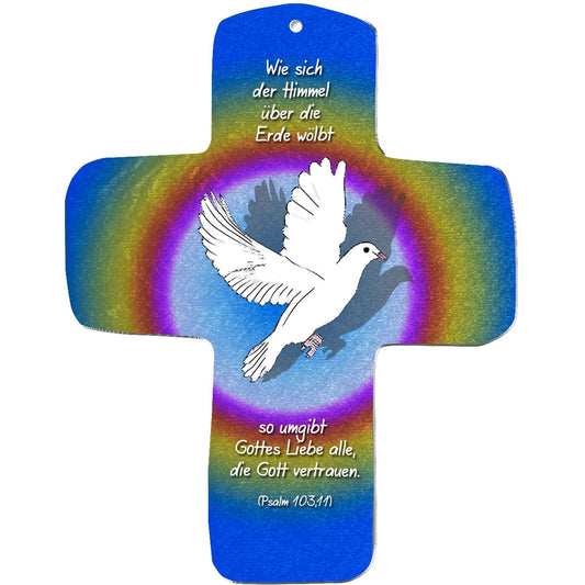 Das metALUm Wandkreuz zeigt in der Mitte eine weiße Taube im Flug mit Regenbogenringen und deutschem Text: "Wie sich der Himmel über die Erde wölbt, so umfängt Gottes Liebe alle, die Gott vertrauen." (Psalm 103,11).