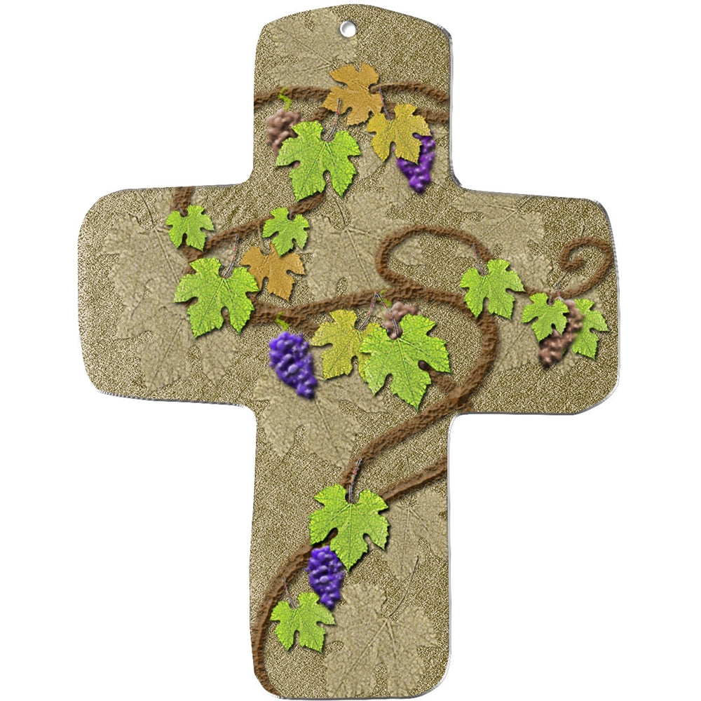 Ein beigefarbenes metALUm Wandkreuz mit strukturierter Oberfläche zeigt grüne und goldene Weinblätter, violette Weintrauben und eine sich windende braune Ranke, die das Brot des Lebens in einem natürlichen, rustikalen Stil symbolisiert.