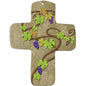 Ein beigefarbenes metALUm Wandkreuz mit strukturierter Oberfläche zeigt grüne und goldene Weinblätter, violette Weintrauben und eine sich windende braune Ranke, die das Brot des Lebens in einem natürlichen, rustikalen Stil symbolisiert.