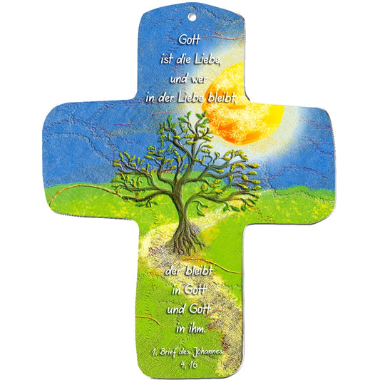 Ein farbenfrohes metALUm Wandkreuz in Kreuzform zeigt einen grünen Baum auf einem gewundenen Pfad unter Sonne und Himmel, mit dem deutschen Text: Gott ist die Liebe... 1. Brief des Johannes 4,16 - ein ideales Geschenk für Kinder als Symbol des Brotes des Lebens.